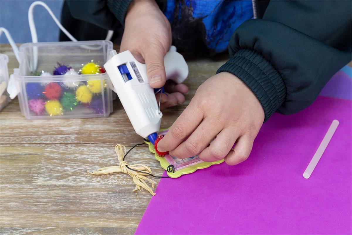 Glue gun 10 watt includes 2 glue sticks time 4 crafts